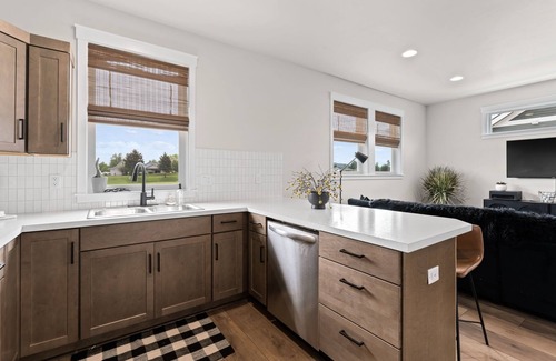Post Falls Condominio | Fore! Tee Off into Relaxation with Our Golf-Themed Vacation Retreat