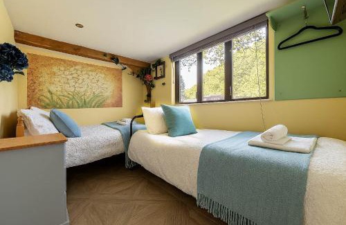London Borough of Bromley Apartamento | Forest 2BR Apt gated free Parking 2 acres Garden