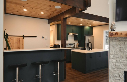 Manitoba Cabina | Forest Cabin Getaway! Sleeps 8, Hot Tub, Fireplace