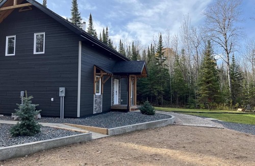 Manitoba Cabina | Forest Cabin Getaway! Sleeps 8, Hot Tub, Fireplace