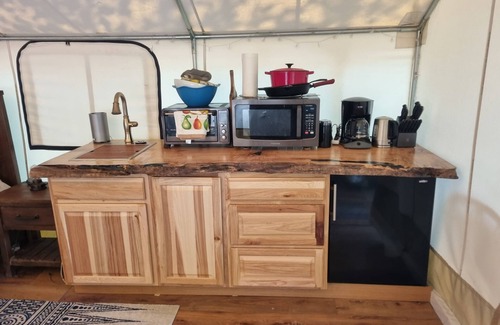 Duvall Cabina | Forest Cabin Hideaway + Fireplace +BBQ + Pond & Wildlife