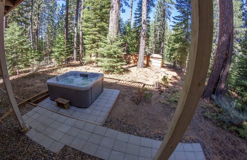 Tahoe Paradise Cabina | Capacidad para 12 personas, bañera de hidromasaje, sala de cine, enorme terraza trasera elevada, senderismo por la puerta principal.