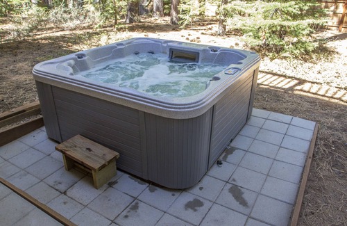 Tahoe Paradise Cabina | Capacidad para 12 personas, bañera de hidromasaje, sala de cine, enorme terraza trasera elevada, senderismo por la puerta principal.