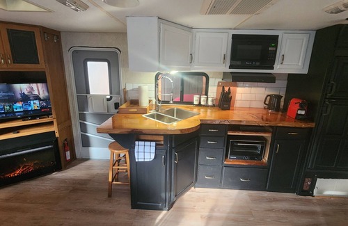 North Cowichan Cama Y Desayuno | Forest Cabin - Hot Tub - Fast WiFi - Fire Pit On Site