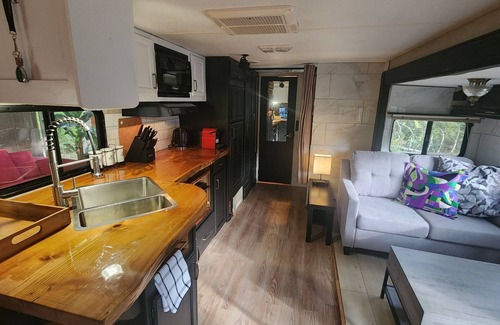 North Cowichan Cama Y Desayuno | Forest Cabin - Hot Tub - Fast WiFi - Fire Pit On Site