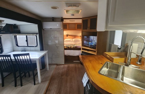 North Cowichan Cama Y Desayuno | Forest Cabin - Hot Tub - Fast WiFi - Fire Pit On Site