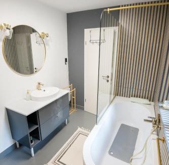 Nedelisce Casa | Forest Cabin Nest-Family Retreat for 7 with Sauna & Hot tub