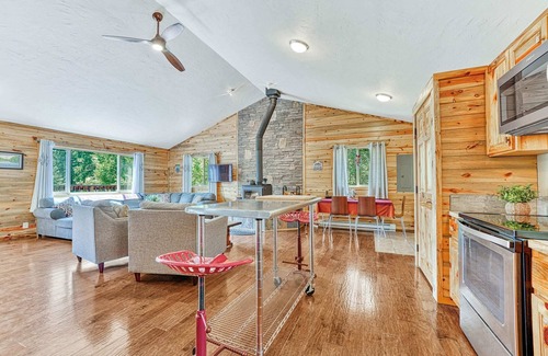 Rainbow Valley Cabina | Forest Edge Hideaway with Great Views in Divide