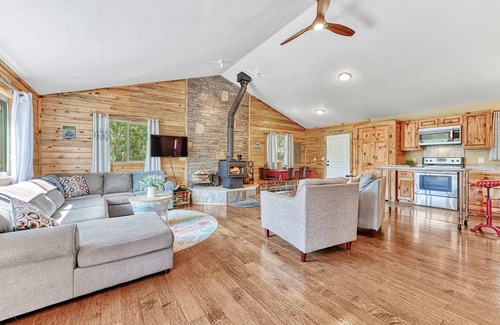 Rainbow Valley Cabina | Forest Edge Hideaway with Great Views in Divide