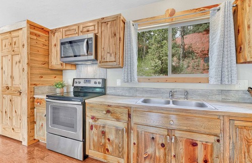 Rainbow Valley Cabina | Forest Edge Hideaway with Great Views in Divide