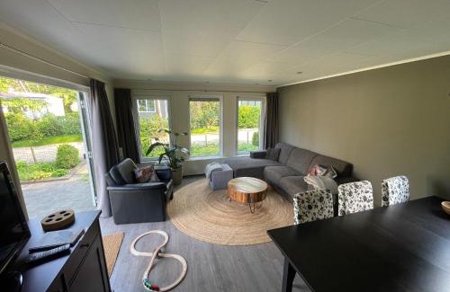 Beekbergen-West Chalet De Esquí | Forest Family 6 persoons op 5 sterren park