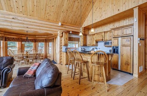 Fiddler Lake Resort Chalet De Esquí | Forest Getaway, Soak in the Spa, Sauna, Fireplace