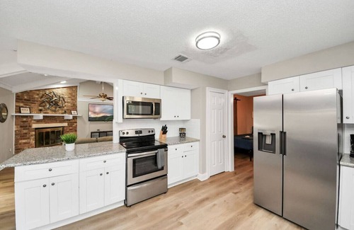 Humble Apartamento | Forest Glade Retreat with Pool 25 Min to Downtown