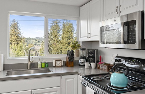 Forestville Casa | Forest Heights ~ Relaxed Modern-Boho Style, Forest Views, Hot Tub, Wine Country
