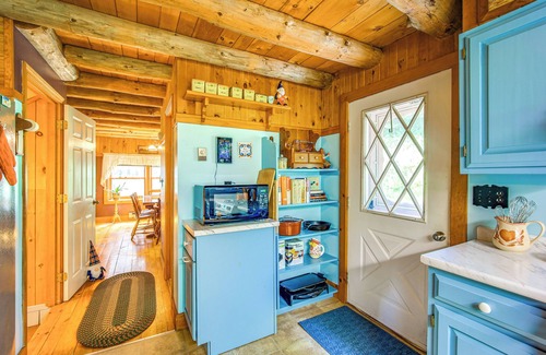 Plainfield Cabina | Forest Hideaway in Plainfield: Hike, Paddle & Ski