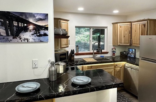 Nevada City Cabina | Forest Mountain Cabin, minutes to Downtown, trails, rivers & lakes