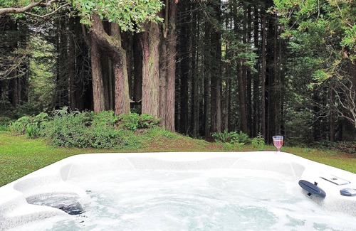 Little River Cabaña | Forest oasis 3 min from beach + Hot Tub + Fire Pit