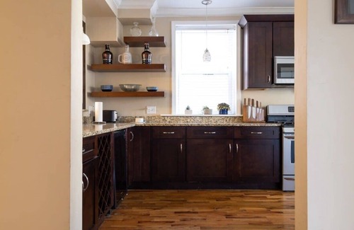 St. Louis Casa | Forest Park 4BR/3BA | 1st Fl Master / ABODEbucks