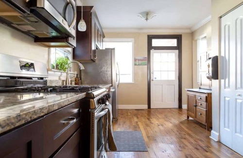 St. Louis Casa | Forest Park 4BR/3BA | 1st Fl Master / ABODEbucks