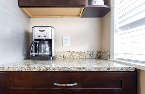 St. Louis Casa | Forest Park 4BR/3BA | 1st Fl Master / ABODEbucks