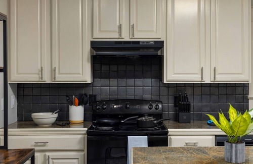 Forest Park Apartamento | Forest Park Gem: Near attractions & Group Fun