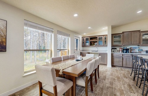Fir Grove Estates Cabina | Forest retreat with meadow views, family warmth, starry nights and a hot tub