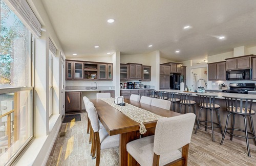 Fir Grove Estates Cabina | Forest retreat with meadow views, family warmth, starry nights and a hot tub
