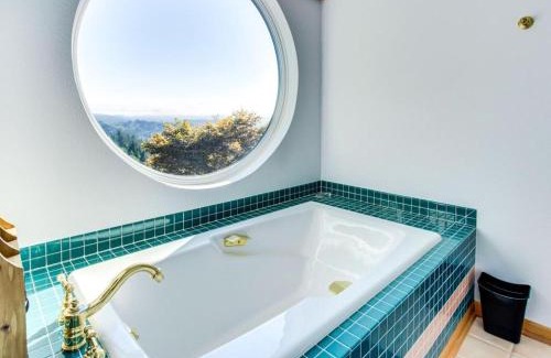 Coos Bay Casa | Forest Ridge Retreat