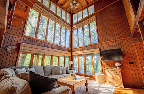 Lakeview Casa | Forest Shores - A lake house within walking distance to Bull Shoals Lake access.