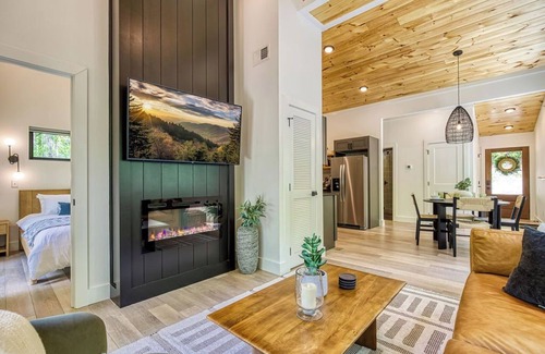 Wears Valley Cabina | Forest Treehouse W/ Hot Tub, Games & Hammock Deck near Cades Cove in Townsend