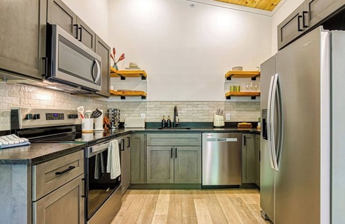 Wears Valley Cabina | Forest Treehouse W/ Hot Tub, Games & Hammock Deck near Cades Cove in Townsend