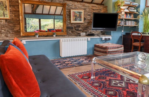 Newcastle-on-Clun Cabaña | FOREST VIEW BARN, pet friendly, character holiday cottage in Beguildy