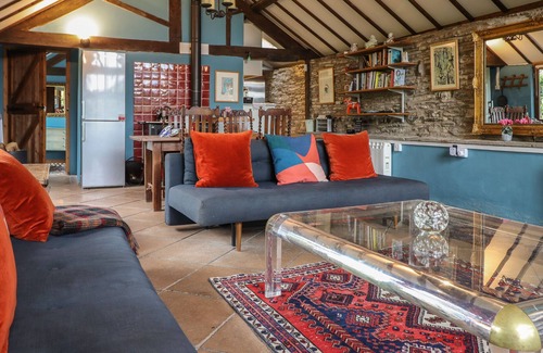 Newcastle-on-Clun Cabaña | FOREST VIEW BARN, pet friendly, character holiday cottage in Beguildy
