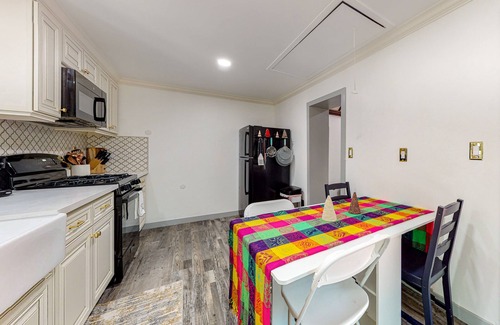Crestline Cabina | Forest-view cabin with deck, grill, wood stove, washer/dryer, & fast WiFi