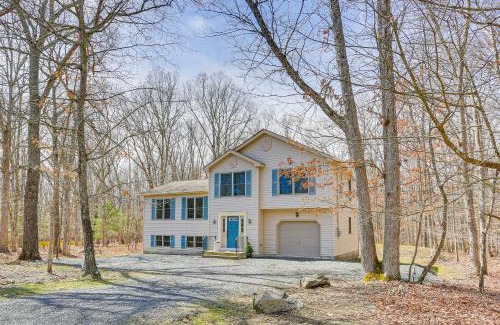 East Stroudsburg Casa | Forest-View Deck and Fire Pit Poconos Escape!