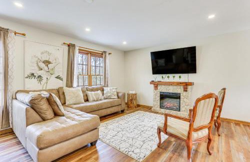 East Stroudsburg Casa | Forest-View Deck and Fire Pit Poconos Escape!