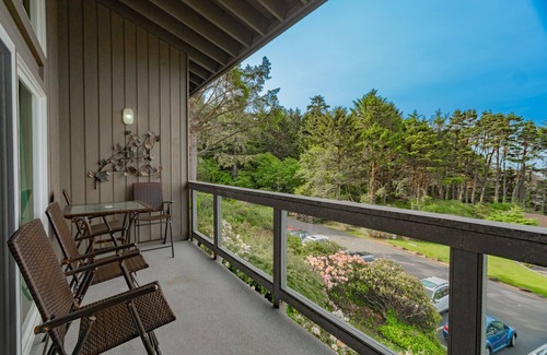 Otter Rock Apartamento | Forest-View Loft w/Full Kitchen | Sleeps 4