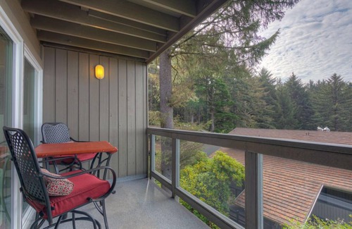 Otter Rock Apartamento | Forest View Studio with Full Kitchen & Patio