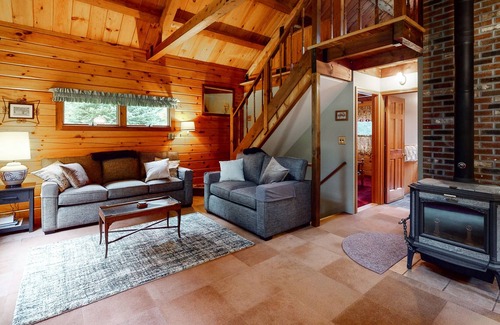 Stratton Casa | Forested mountain cabin near ski/hiking trails with pond, grill & fast WiFi