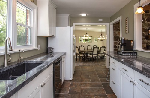 Pittsford Casa | Forestview Manor (Secluded Getaway)