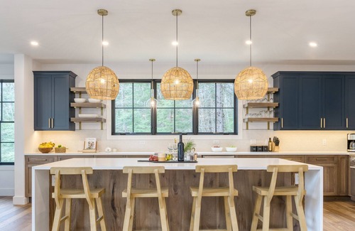Monterey Casa | Forget-Me-Not by AvantStay | Bold Lakefront Escape
