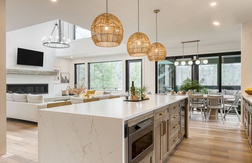 Monterey Casa | Forget-Me-Not by AvantStay | Bold Lakefront Escape