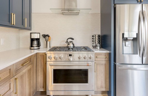 Monterey Casa | Forget-Me-Not by AvantStay | Bold Lakefront Escape