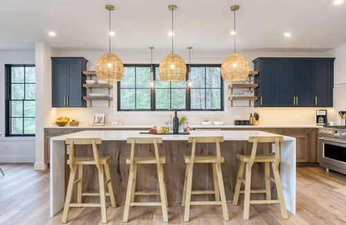 Monterey Casa | Forget-Me-Not by AvantStay | Bold Lakefront Escape