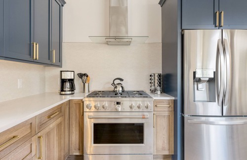 Monterey Casa | Forget-Me-Not by AvantStay | Bold Lakefront Escape