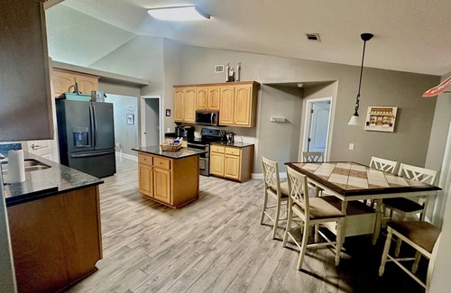 Milton Casa | Forget your worries in this spacious and serene space with a beautiful lake view