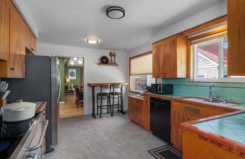 Olympia Casa | Forget your worries in this spacious and serene space