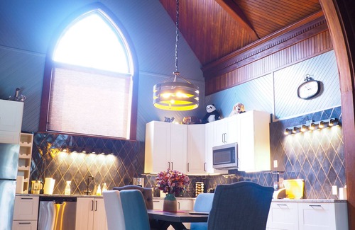 Stewiacke Casa | The Trinity Airbnb - Antigua iglesia convertida en casa de concepto abierto