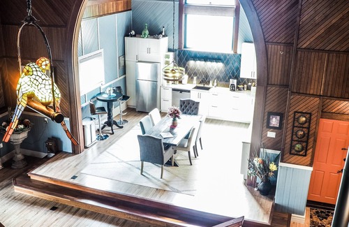 Stewiacke Casa | The Trinity Airbnb - Antigua iglesia convertida en casa de concepto abierto