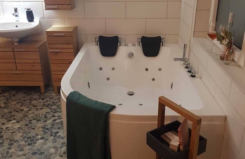 Roggenstede Otro | Former. Farmhouse with sauna/whirlpool/fireplace near the beach